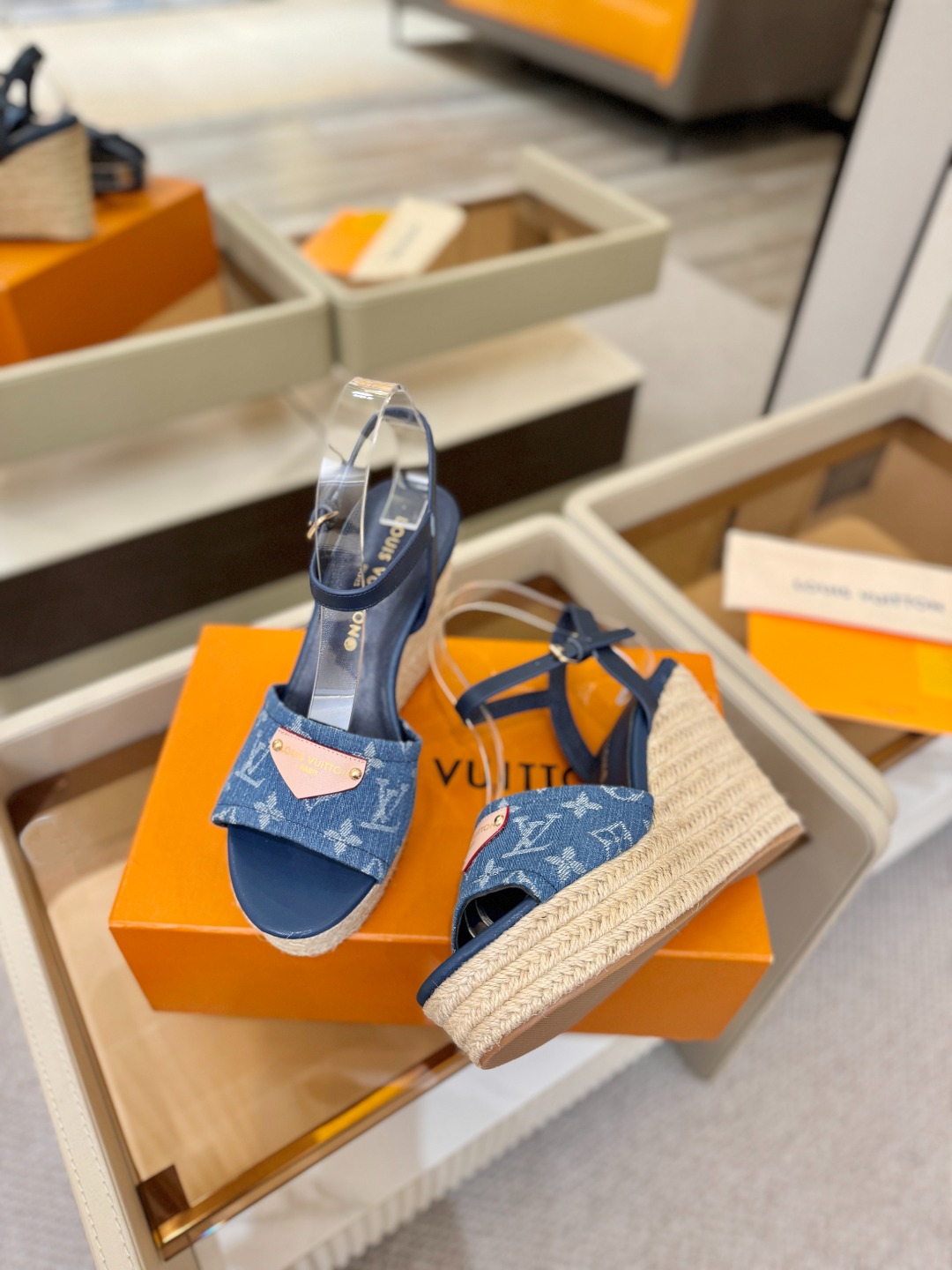 L V 走秀款厚底麻绳凉鞋 🙌 香港原版购入一比一开模 👍 今年的款式比去年增加了新原素 显得更为大牌 