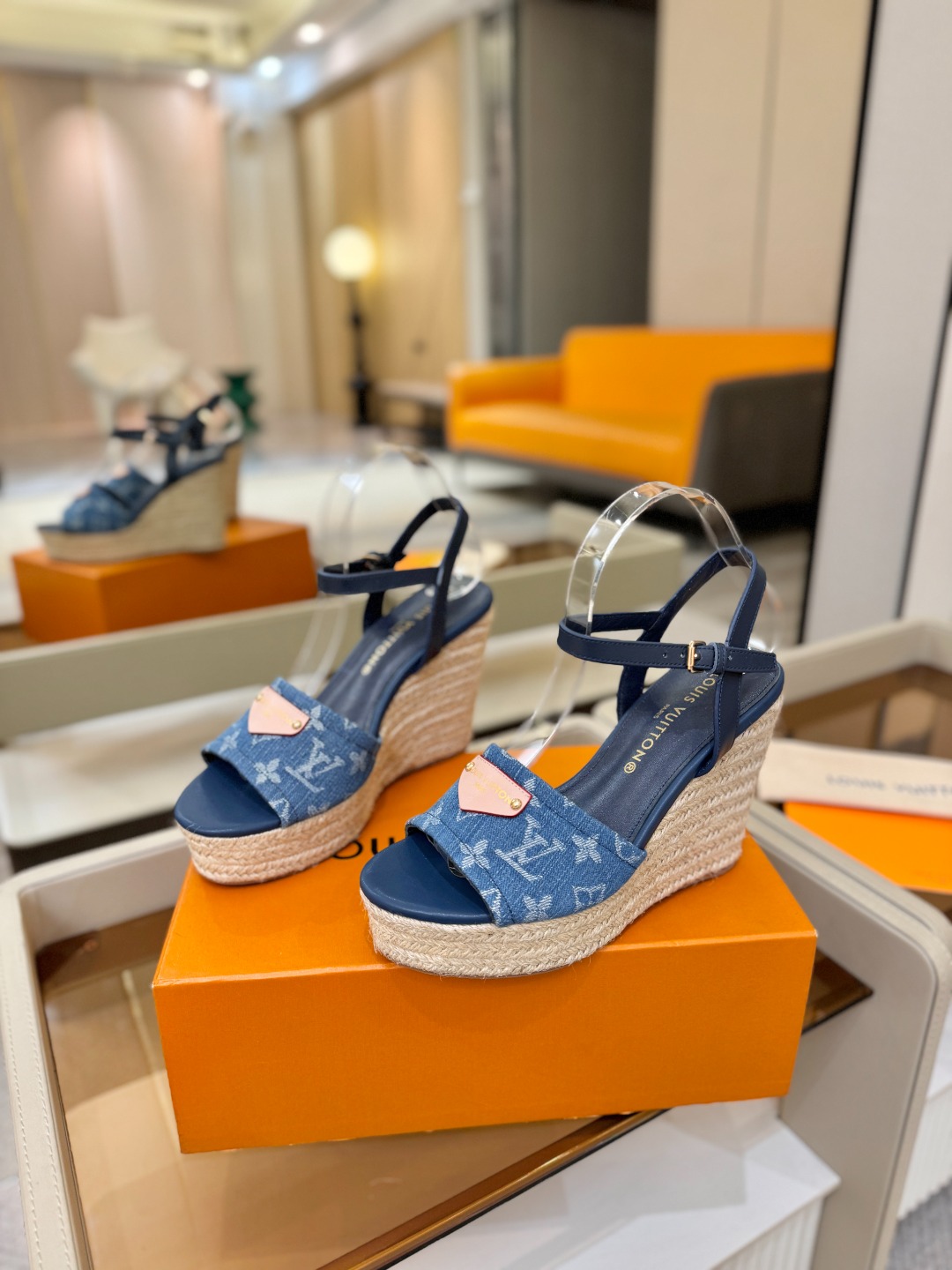 L V 走秀款厚底麻绳凉鞋 🙌 香港原版购入一比一开模 👍 今年的款式比去年增加了新原素 显得更为大牌 