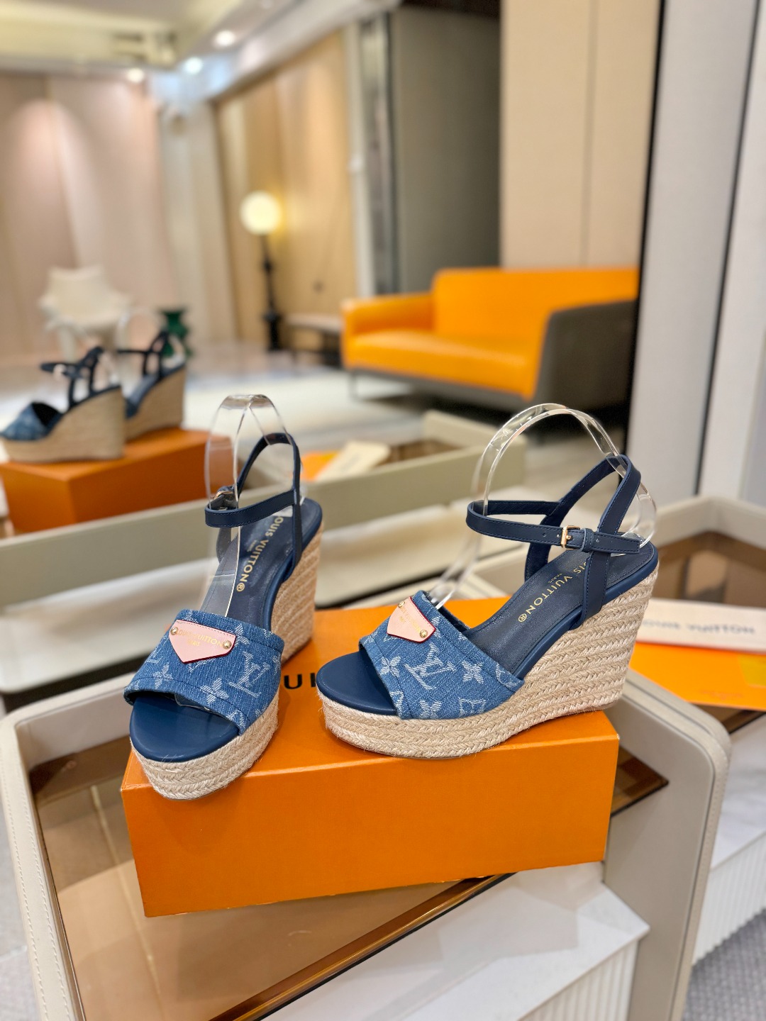 L V 走秀款厚底麻绳凉鞋 🙌 香港原版购入一比一开模 👍 今年的款式比去年增加了新原素 显得更为大牌 