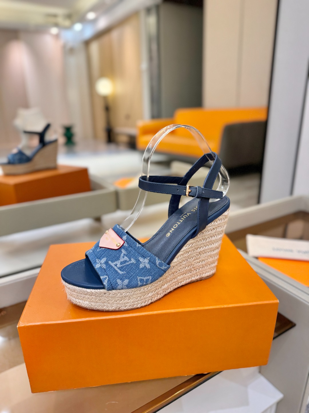 L V 走秀款厚底麻绳凉鞋 🙌 香港原版购入一比一开模 👍 今年的款式比去年增加了新原素 显得更为大牌 