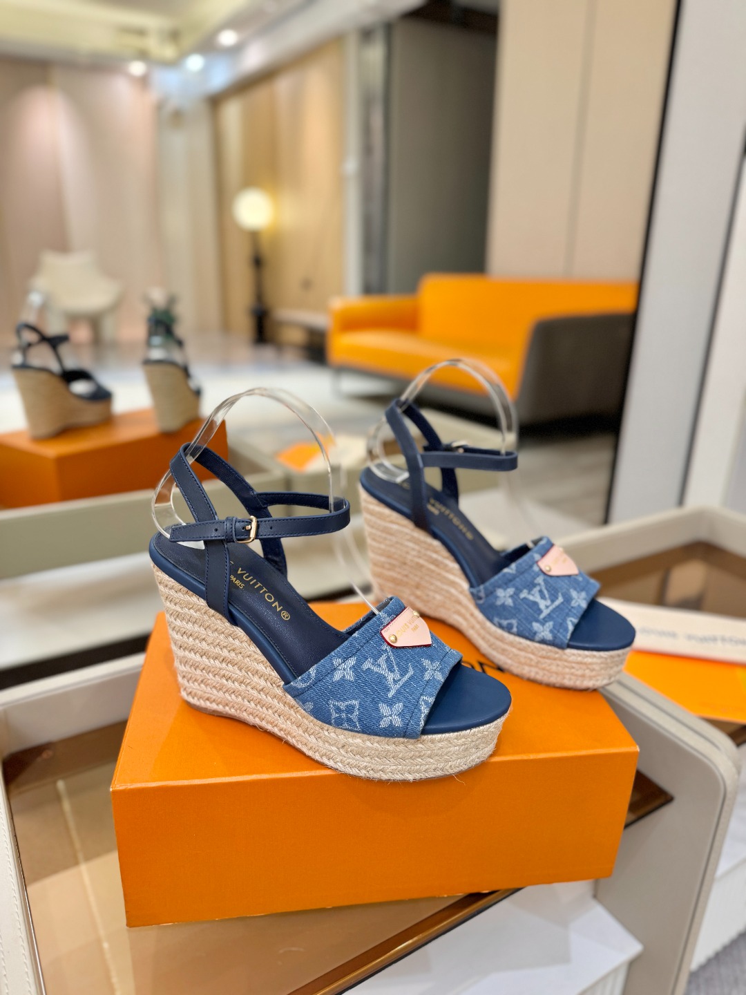 L V 走秀款厚底麻绳凉鞋 🙌 香港原版购入一比一开模 👍 今年的款式比去年增加了新原素 显得更为大牌 