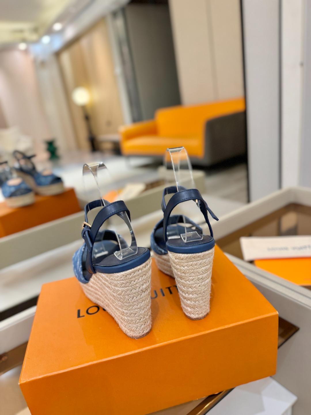 L V 走秀款厚底麻绳凉鞋 🙌 香港原版购入一比一开模 👍 今年的款式比去年增加了新原素 显得更为大牌 