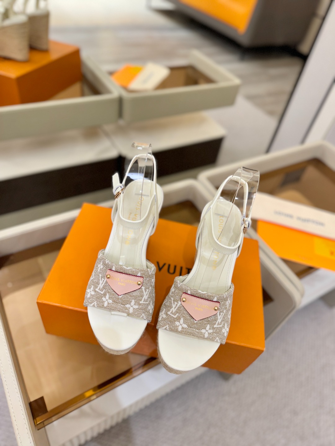 L V 走秀款厚底麻绳凉鞋 🙌 香港原版购入一比一开模 👍 今年的款式比去年增加了新原素 显得更为大牌 