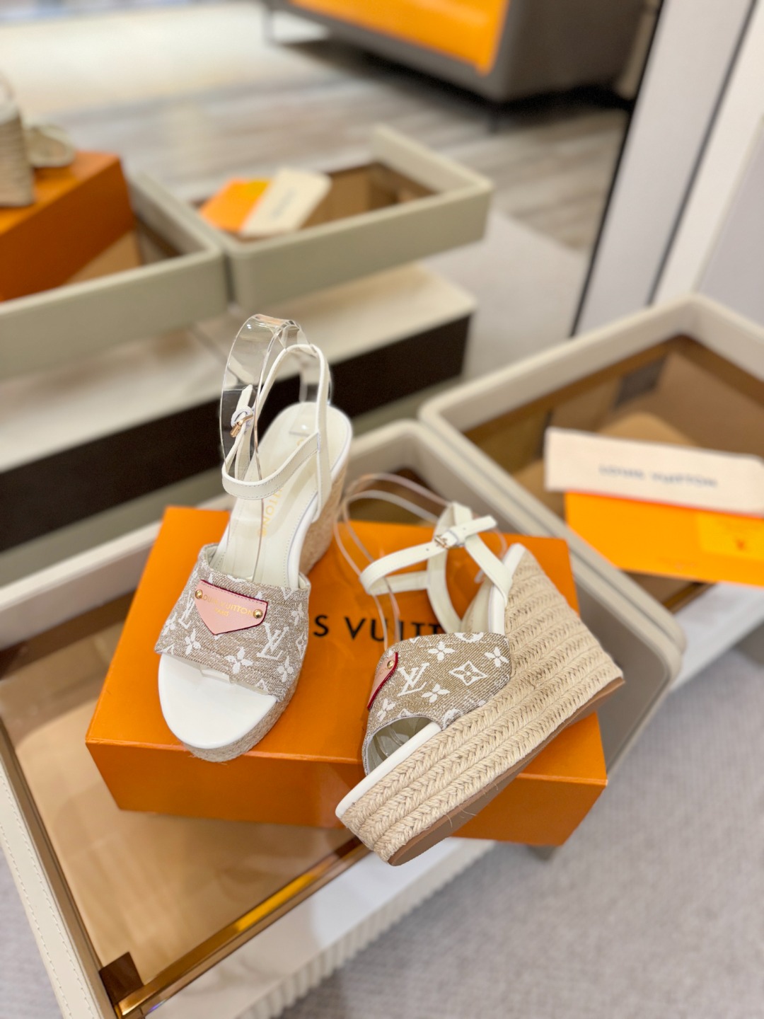 L V 走秀款厚底麻绳凉鞋 🙌 香港原版购入一比一开模 👍 今年的款式比去年增加了新原素 显得更为大牌 