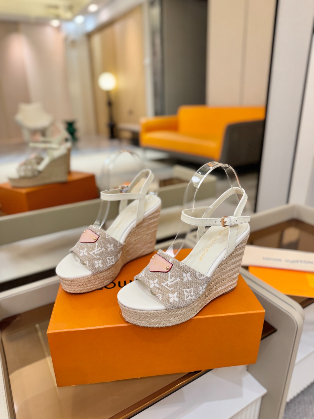L V 走秀款厚底麻绳凉鞋 🙌 香港原版购入一比一开模 👍 今年的款式比去年增加了新原素 显得更为大牌 