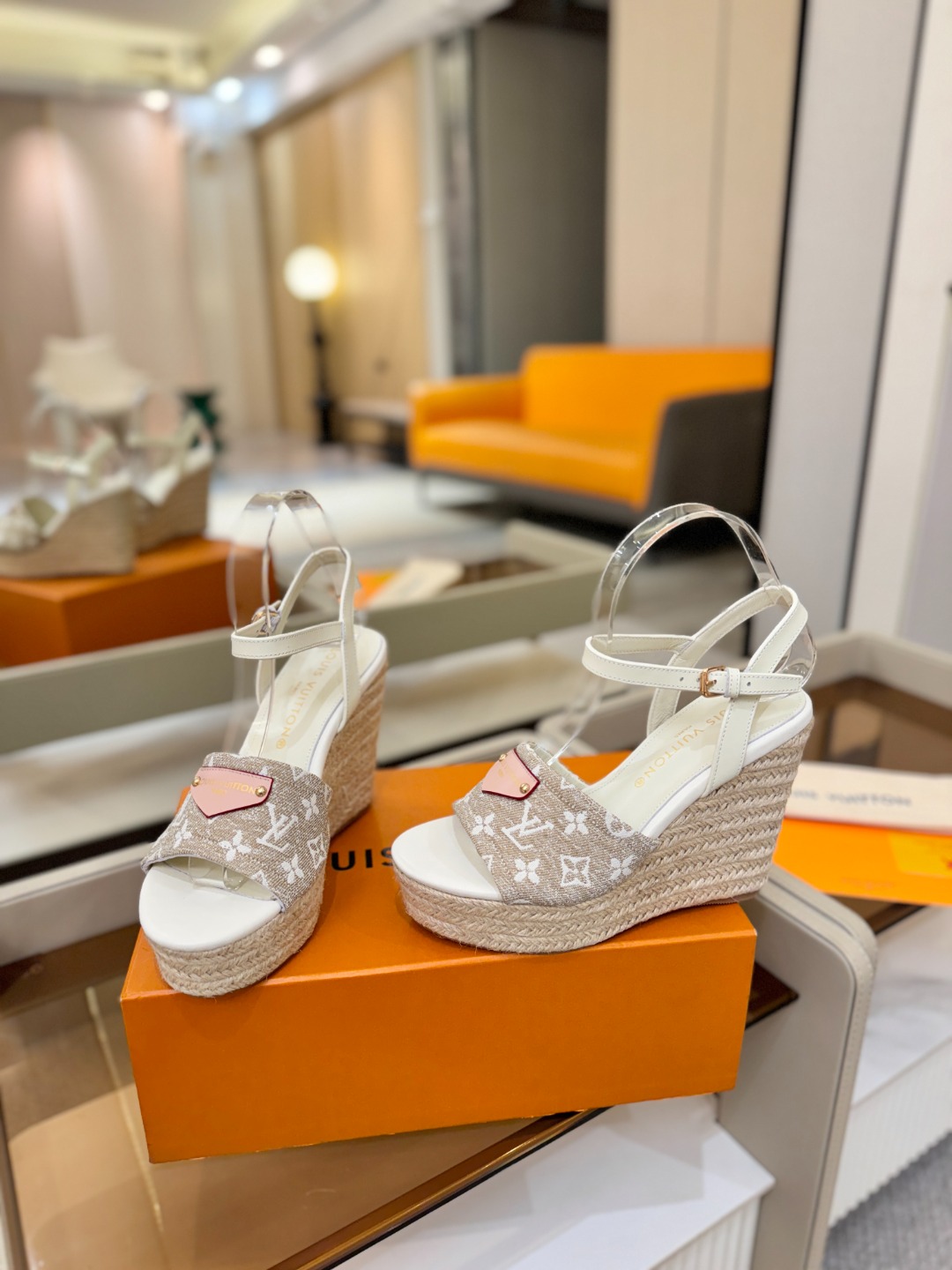 L V 走秀款厚底麻绳凉鞋 🙌 香港原版购入一比一开模 👍 今年的款式比去年增加了新原素 显得更为大牌 