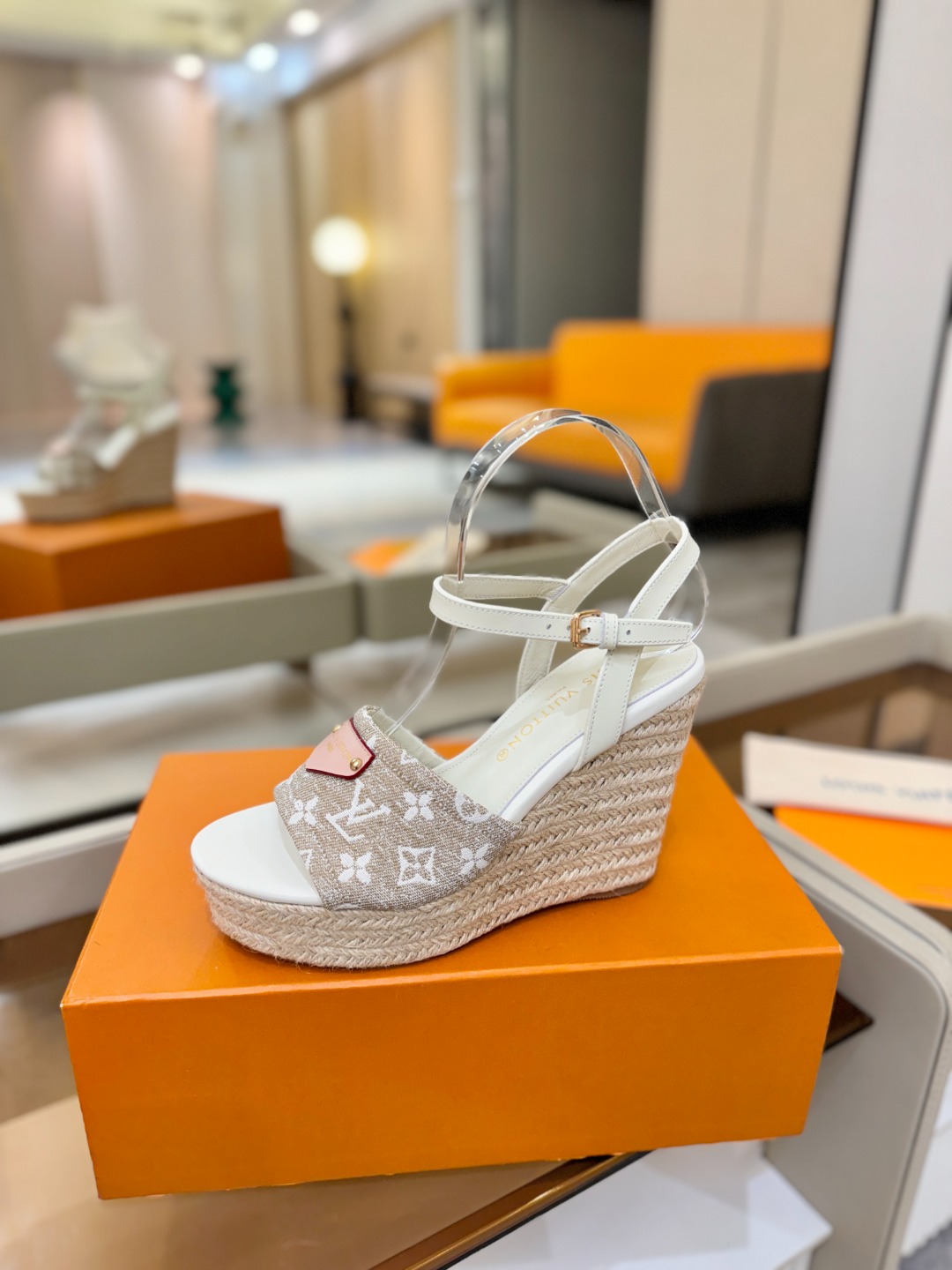 L V 走秀款厚底麻绳凉鞋 🙌 香港原版购入一比一开模 👍 今年的款式比去年增加了新原素 显得更为大牌 