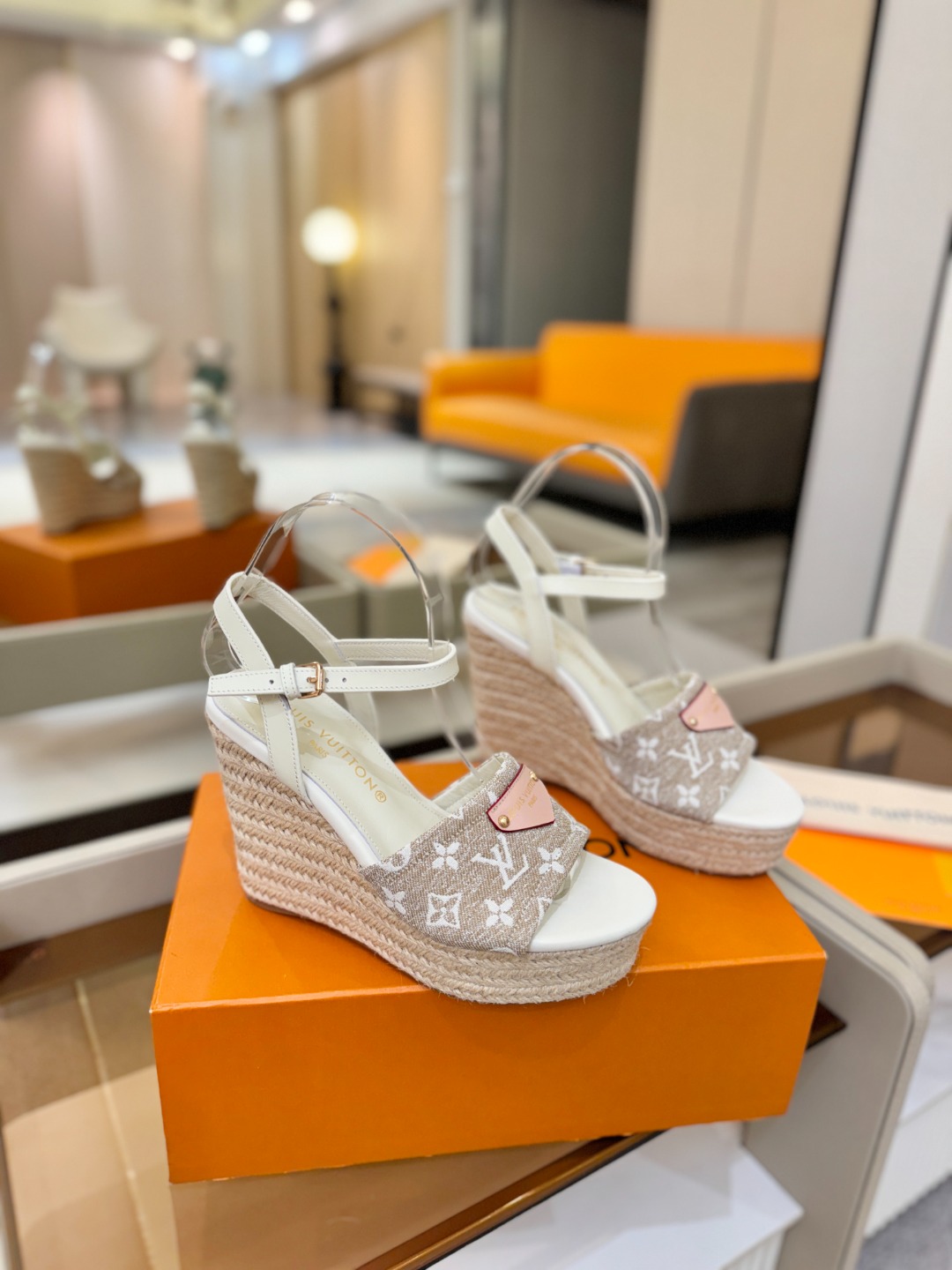 L V 走秀款厚底麻绳凉鞋 🙌 香港原版购入一比一开模 👍 今年的款式比去年增加了新原素 显得更为大牌 