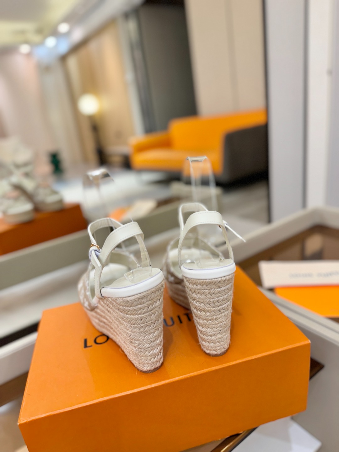 L V 走秀款厚底麻绳凉鞋 🙌 香港原版购入一比一开模 👍 今年的款式比去年增加了新原素 显得更为大牌 