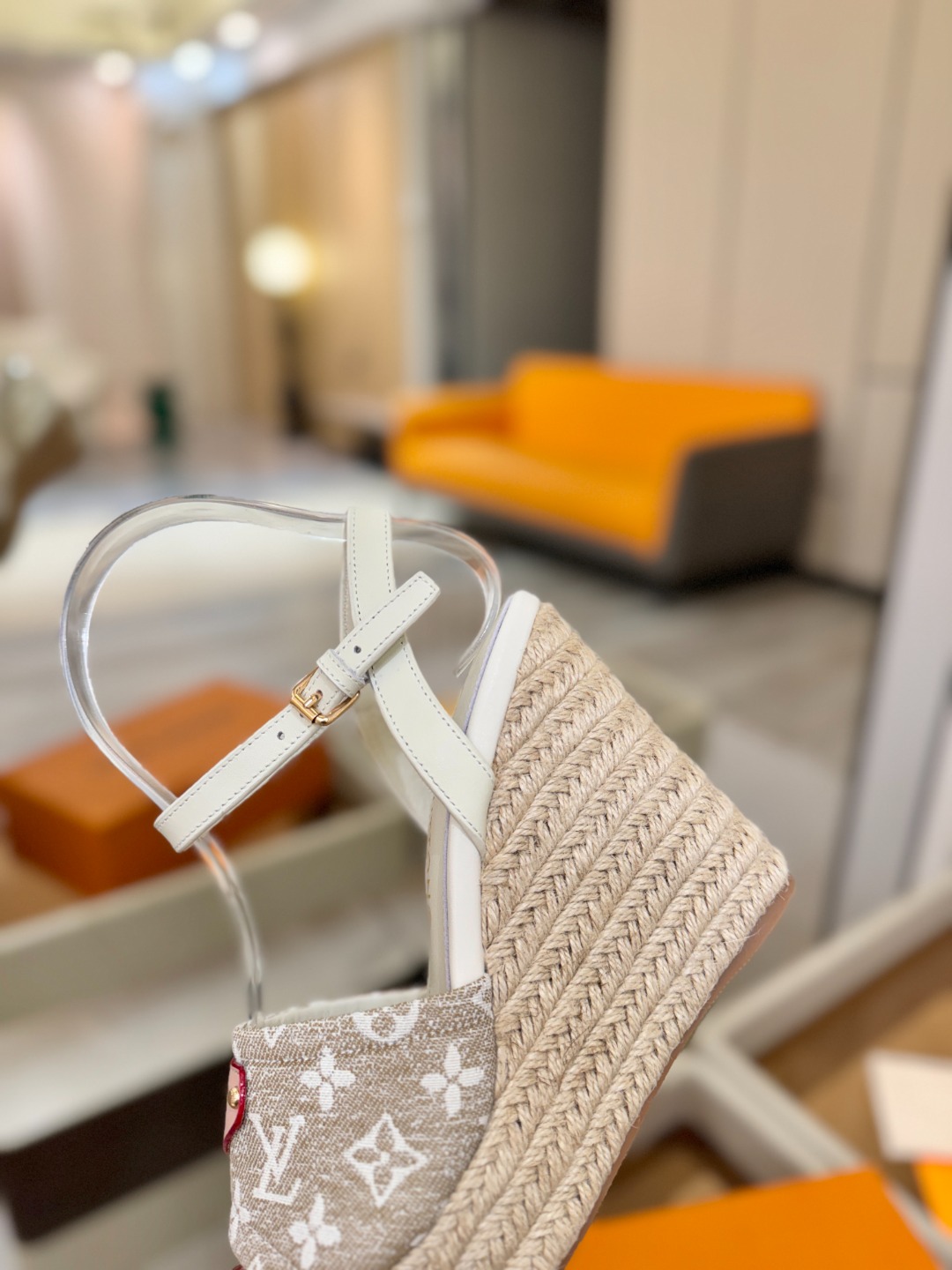 L V 走秀款厚底麻绳凉鞋 🙌 香港原版购入一比一开模 👍 今年的款式比去年增加了新原素 显得更为大牌 