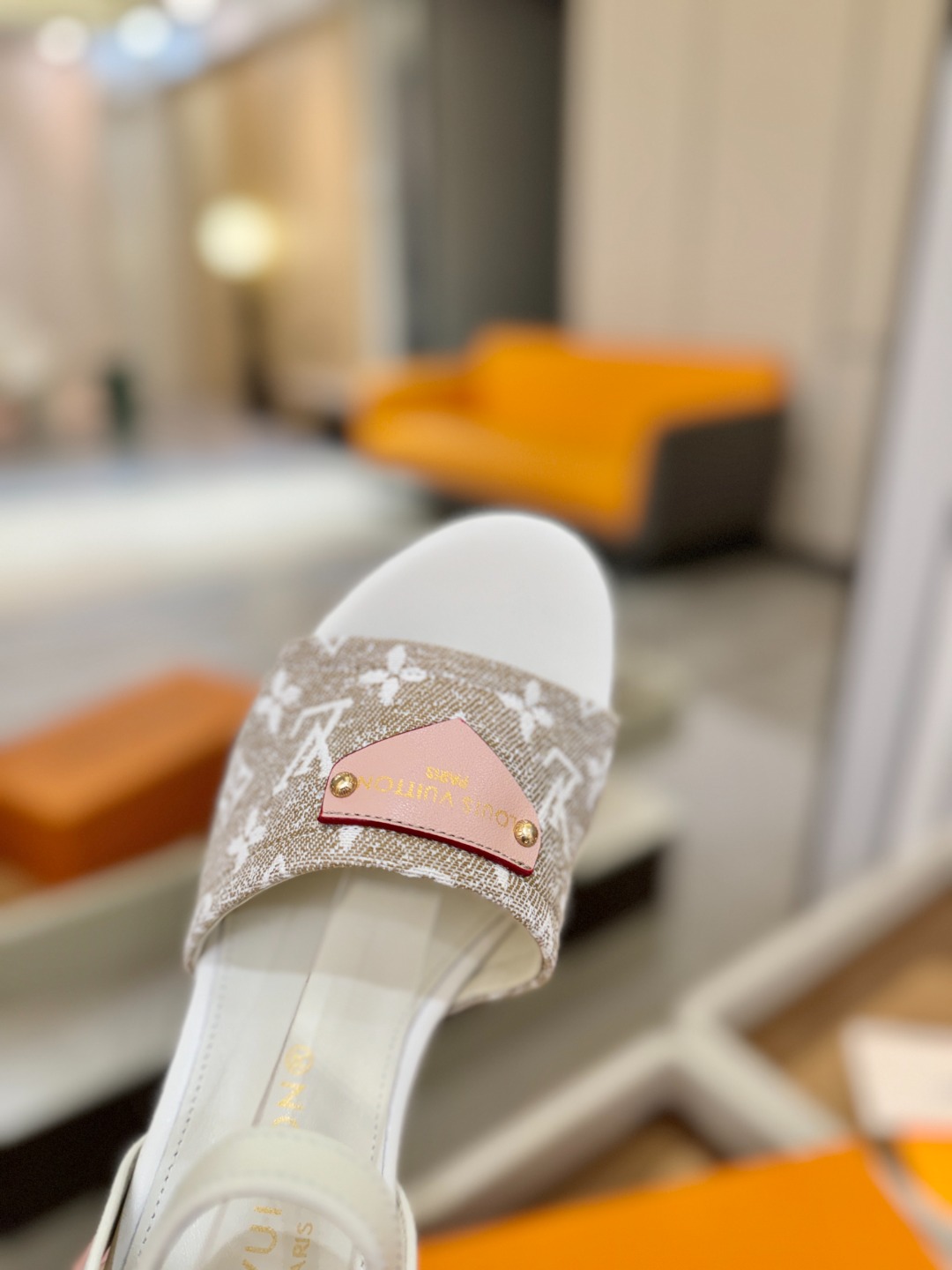 L V 走秀款厚底麻绳凉鞋 🙌 香港原版购入一比一开模 👍 今年的款式比去年增加了新原素 显得更为大牌 