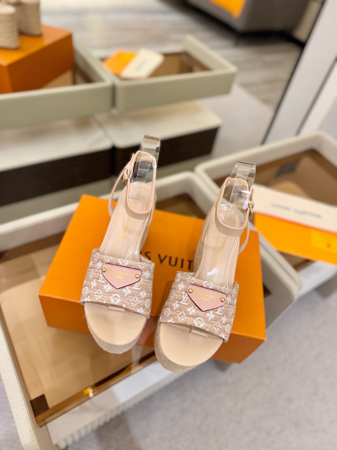 L V 走秀款厚底麻绳凉鞋 🙌 香港原版购入一比一开模 👍 今年的款式比去年增加了新原素 显得更为大牌 