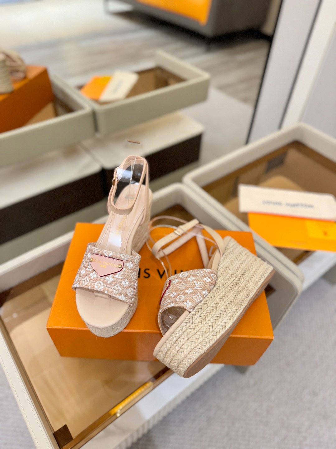L V 走秀款厚底麻绳凉鞋 🙌 香港原版购入一比一开模 👍 今年的款式比去年增加了新原素 显得更为大牌 