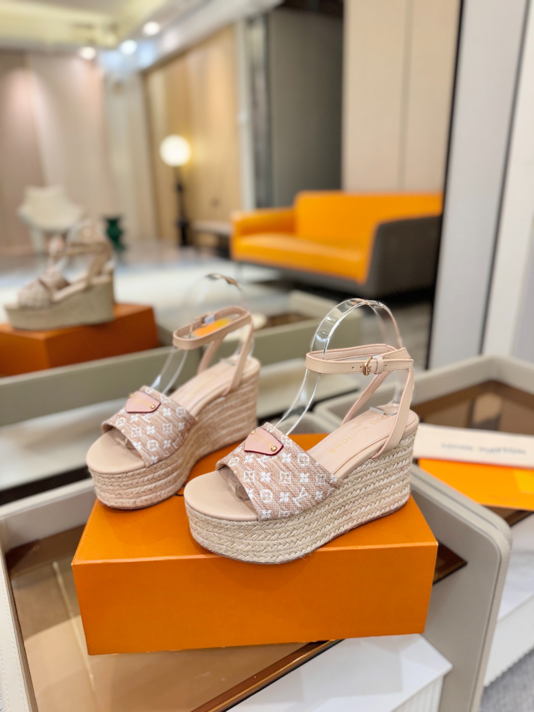 L V 走秀款厚底麻绳凉鞋 🙌 香港原版购入一比一开模 👍 今年的款式比去年增加了新原素 显得更为大牌 