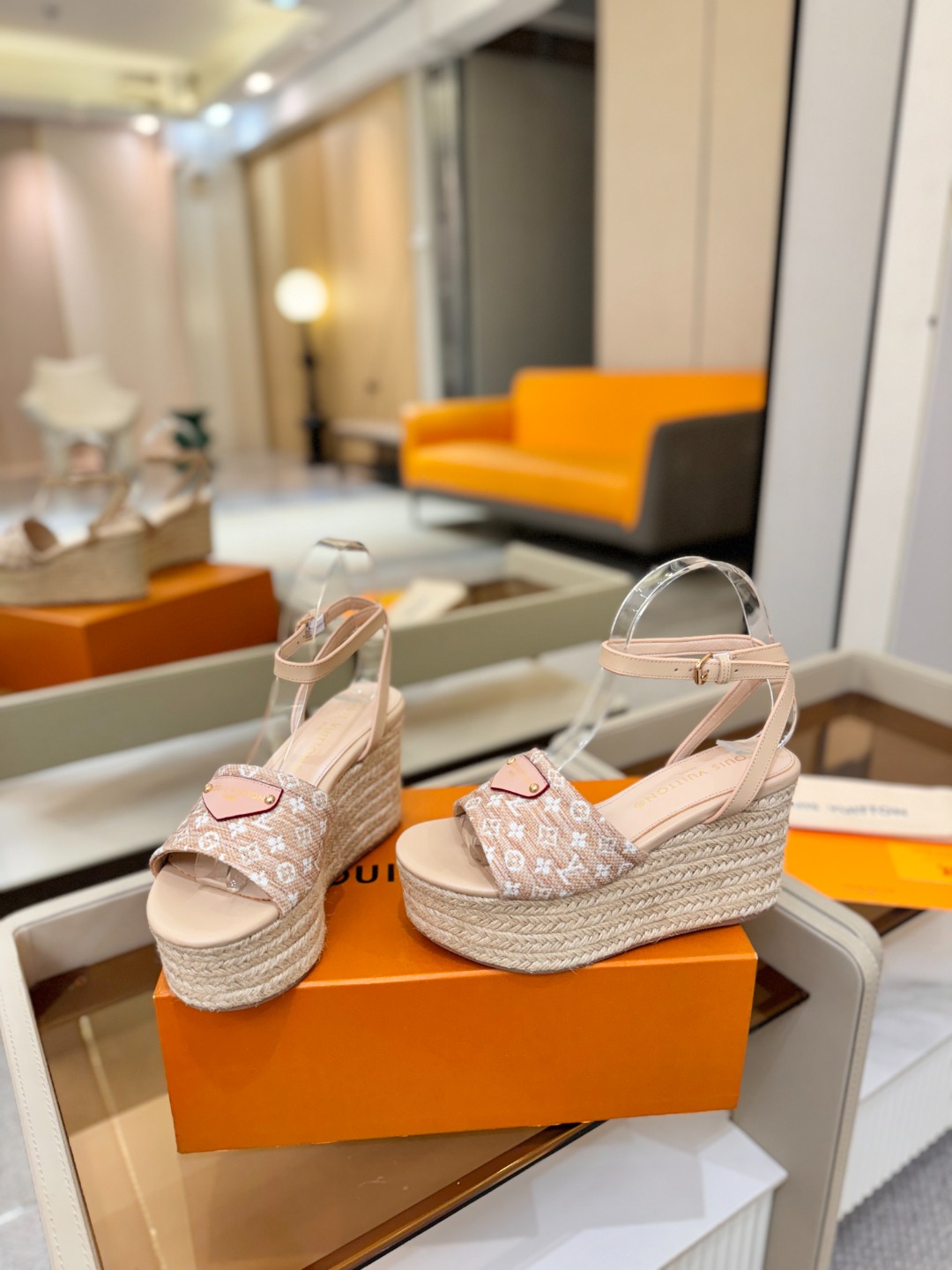 L V 走秀款厚底麻绳凉鞋 🙌 香港原版购入一比一开模 👍 今年的款式比去年增加了新原素 显得更为大牌 