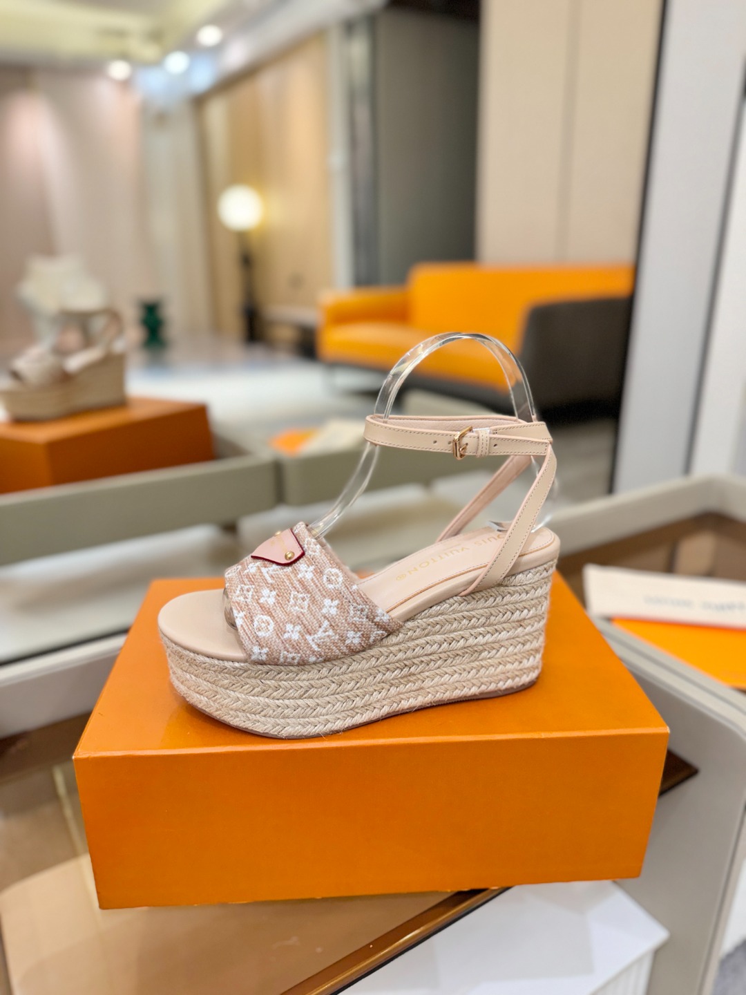 L V 走秀款厚底麻绳凉鞋 🙌 香港原版购入一比一开模 👍 今年的款式比去年增加了新原素 显得更为大牌 