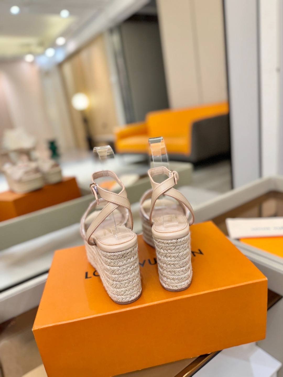 L V 走秀款厚底麻绳凉鞋 🙌 香港原版购入一比一开模 👍 今年的款式比去年增加了新原素 显得更为大牌 