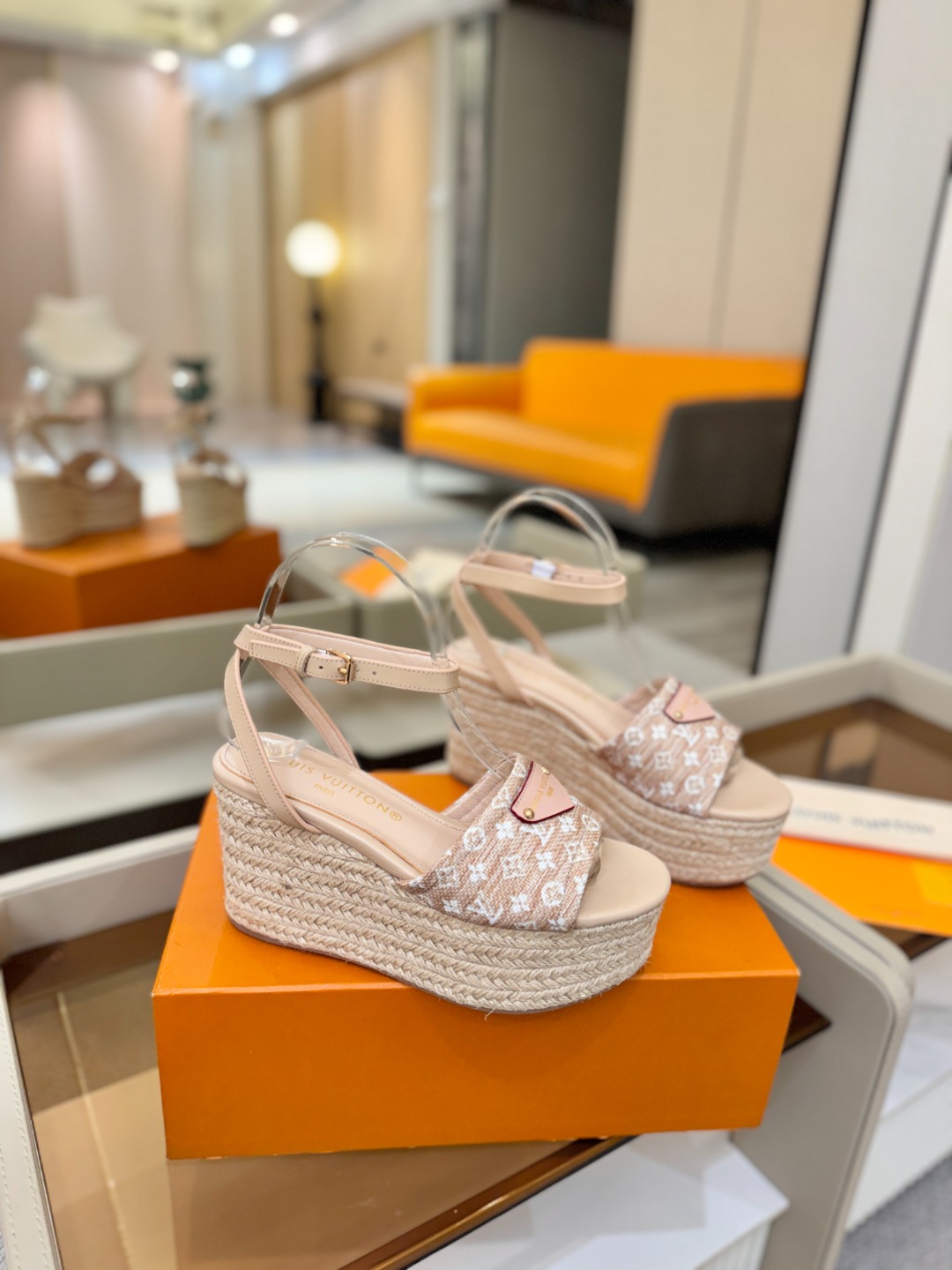 L V 走秀款厚底麻绳凉鞋 🙌 香港原版购入一比一开模 👍 今年的款式比去年增加了新原素 显得更为大牌 