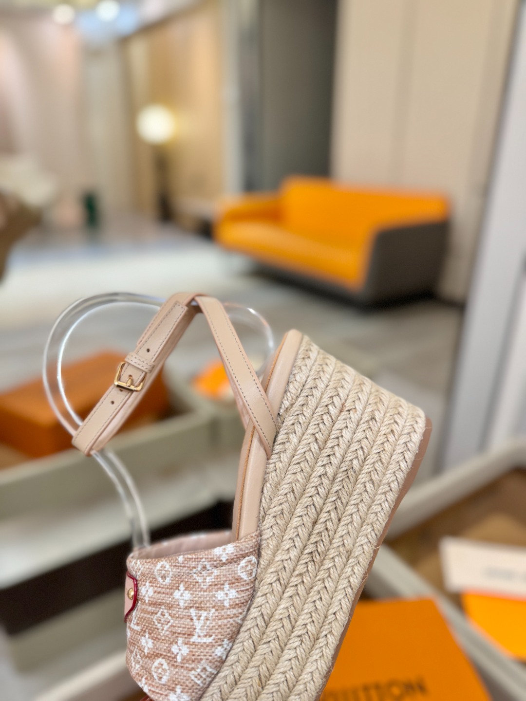 L V 走秀款厚底麻绳凉鞋 🙌 香港原版购入一比一开模 👍 今年的款式比去年增加了新原素 显得更为大牌 