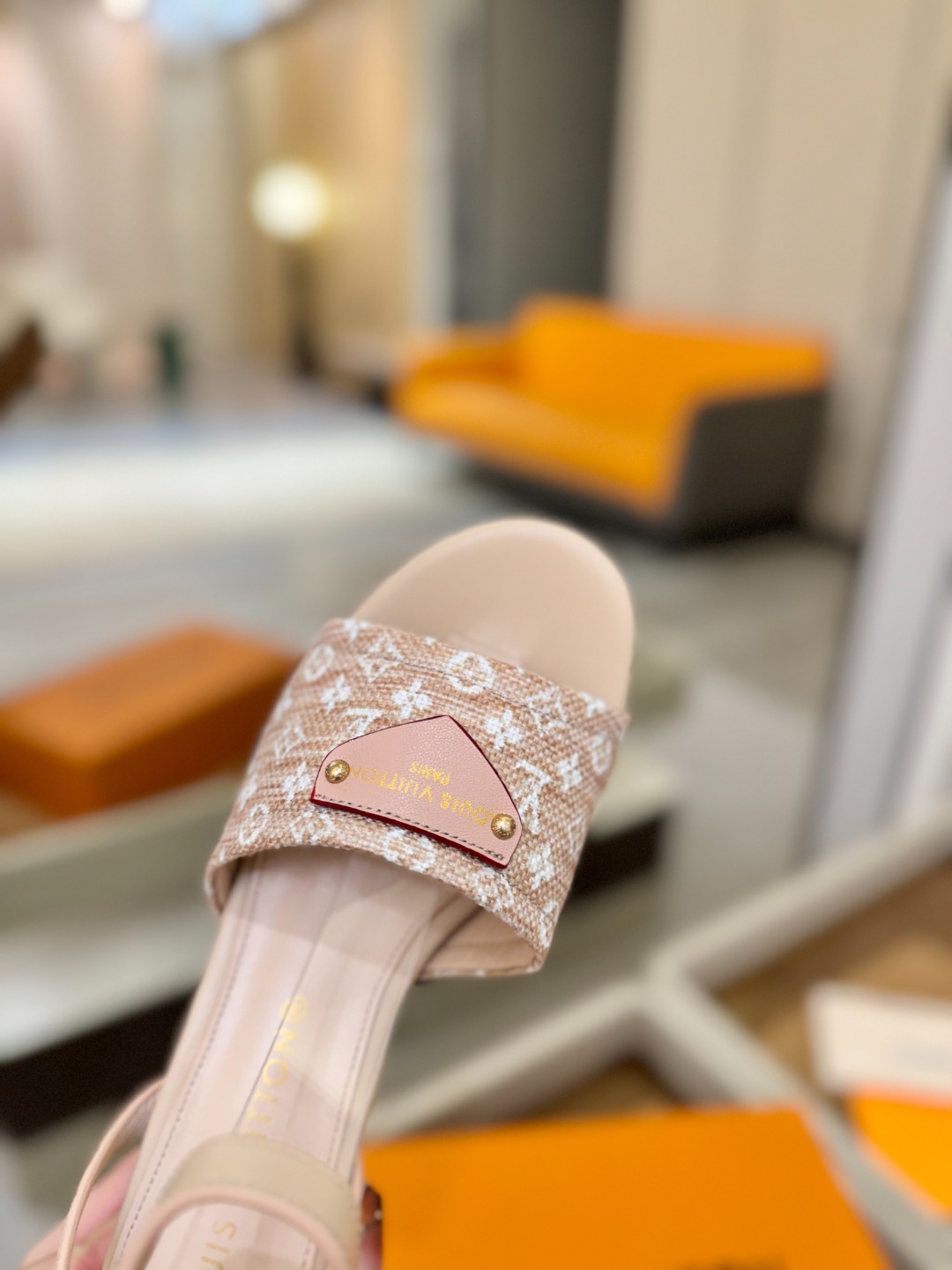 L V 走秀款厚底麻绳凉鞋 🙌 香港原版购入一比一开模 👍 今年的款式比去年增加了新原素 显得更为大牌 