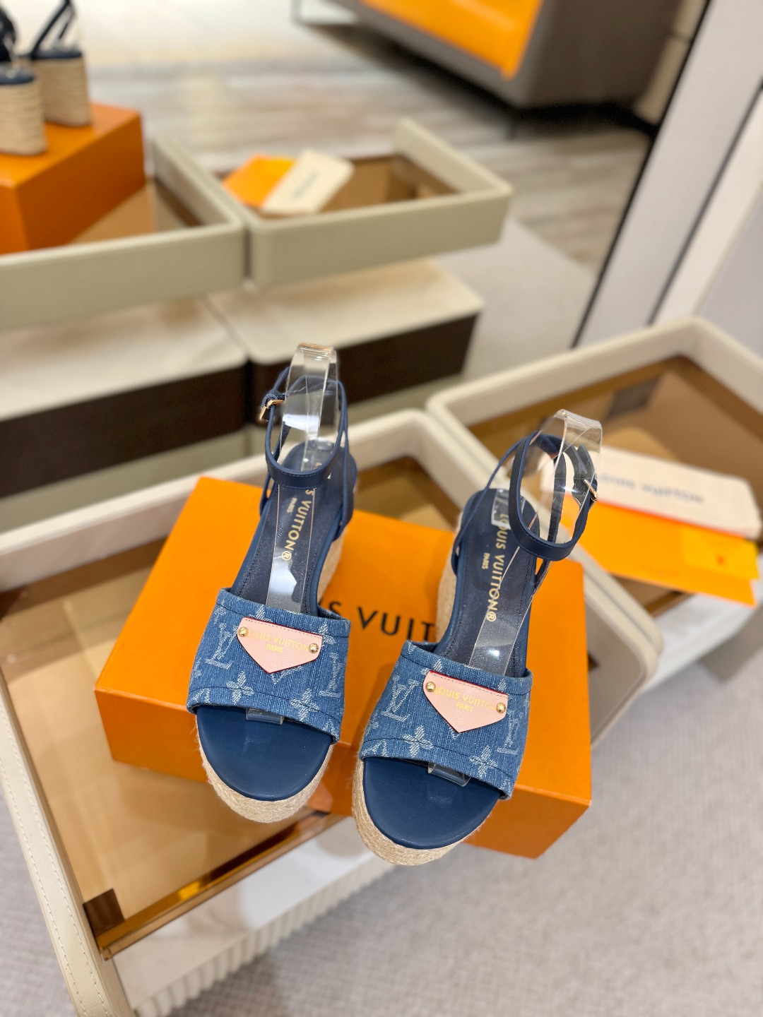 L V 走秀款厚底麻绳凉鞋 🙌 香港原版购入一比一开模 👍 今年的款式比去年增加了新原素 显得更为大牌 