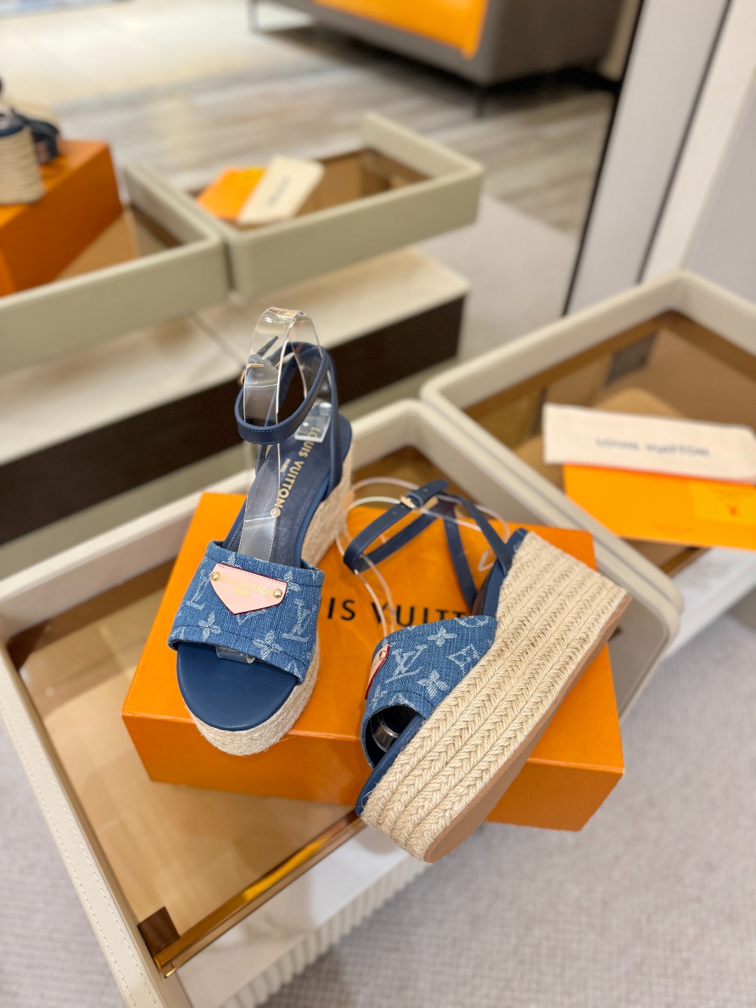 L V 走秀款厚底麻绳凉鞋 🙌 香港原版购入一比一开模 👍 今年的款式比去年增加了新原素 显得更为大牌 