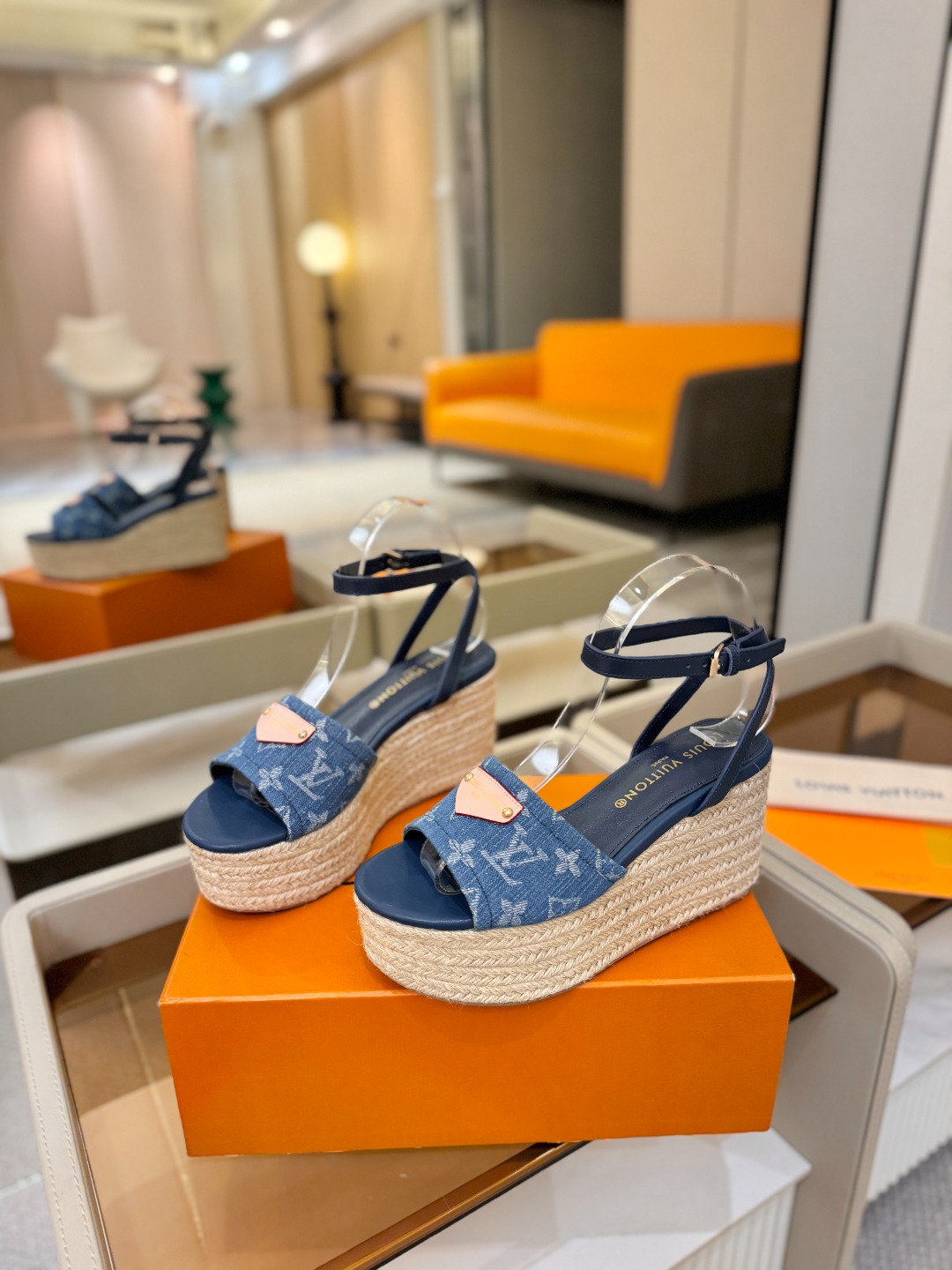 L V 走秀款厚底麻绳凉鞋 🙌 香港原版购入一比一开模 👍 今年的款式比去年增加了新原素 显得更为大牌 