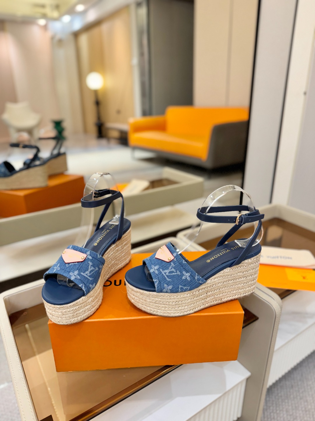L V 走秀款厚底麻绳凉鞋 🙌 香港原版购入一比一开模 👍 今年的款式比去年增加了新原素 显得更为大牌 