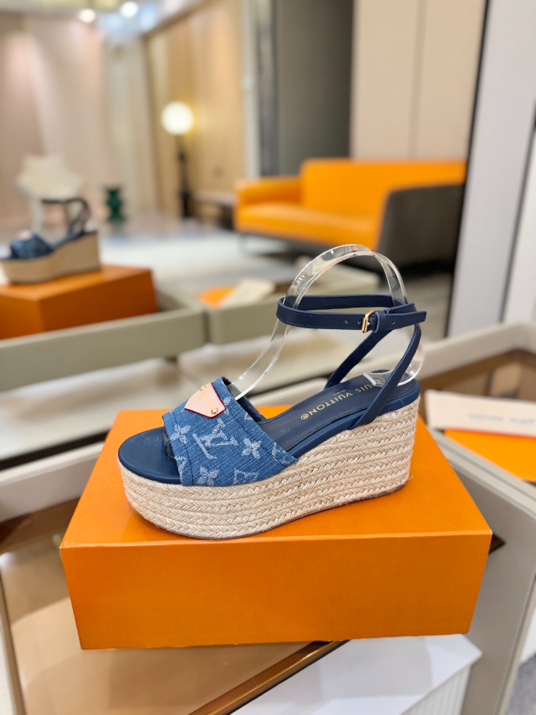 L V 走秀款厚底麻绳凉鞋 🙌 香港原版购入一比一开模 👍 今年的款式比去年增加了新原素 显得更为大牌 