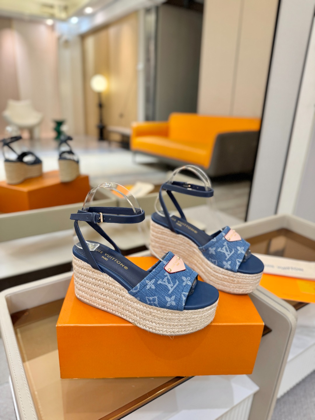 L V 走秀款厚底麻绳凉鞋 🙌 香港原版购入一比一开模 👍 今年的款式比去年增加了新原素 显得更为大牌 