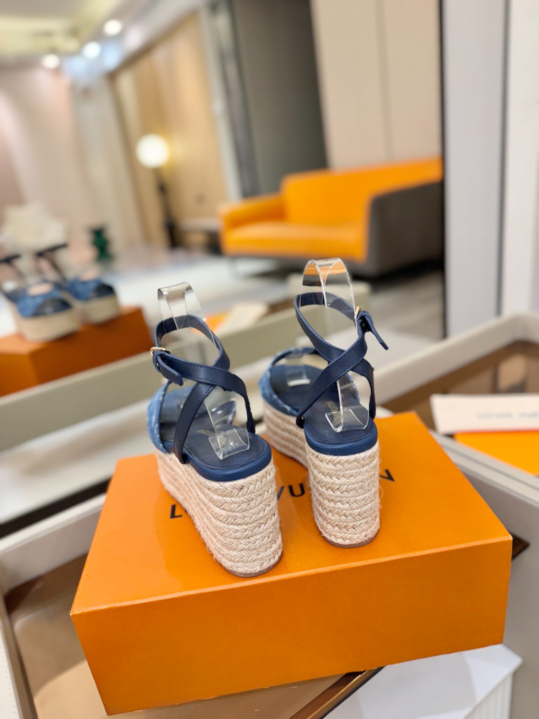 L V 走秀款厚底麻绳凉鞋 🙌 香港原版购入一比一开模 👍 今年的款式比去年增加了新原素 显得更为大牌 