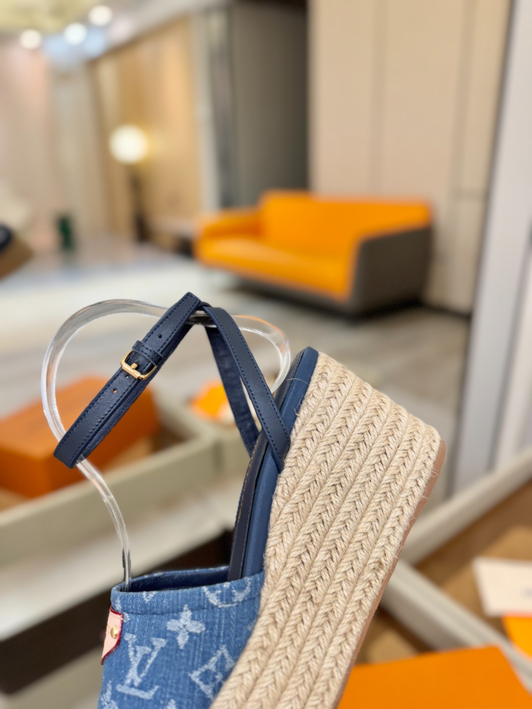 L V 走秀款厚底麻绳凉鞋 🙌 香港原版购入一比一开模 👍 今年的款式比去年增加了新原素 显得更为大牌 