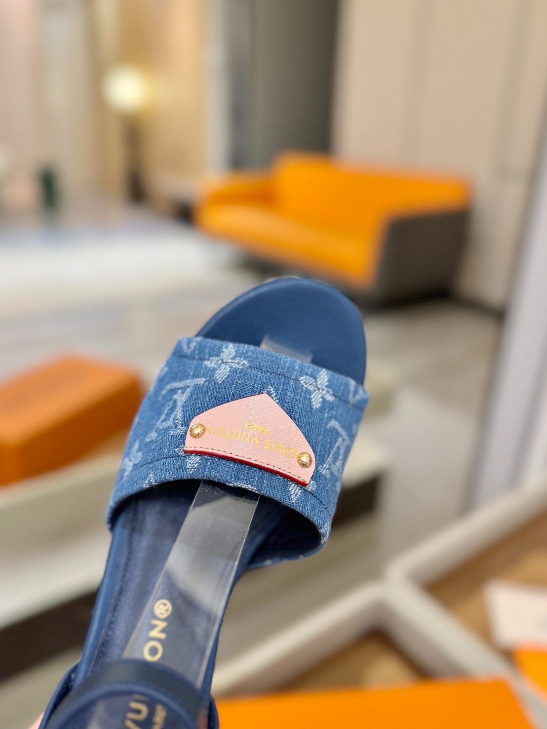 L V 走秀款厚底麻绳凉鞋 🙌 香港原版购入一比一开模 👍 今年的款式比去年增加了新原素 显得更为大牌 