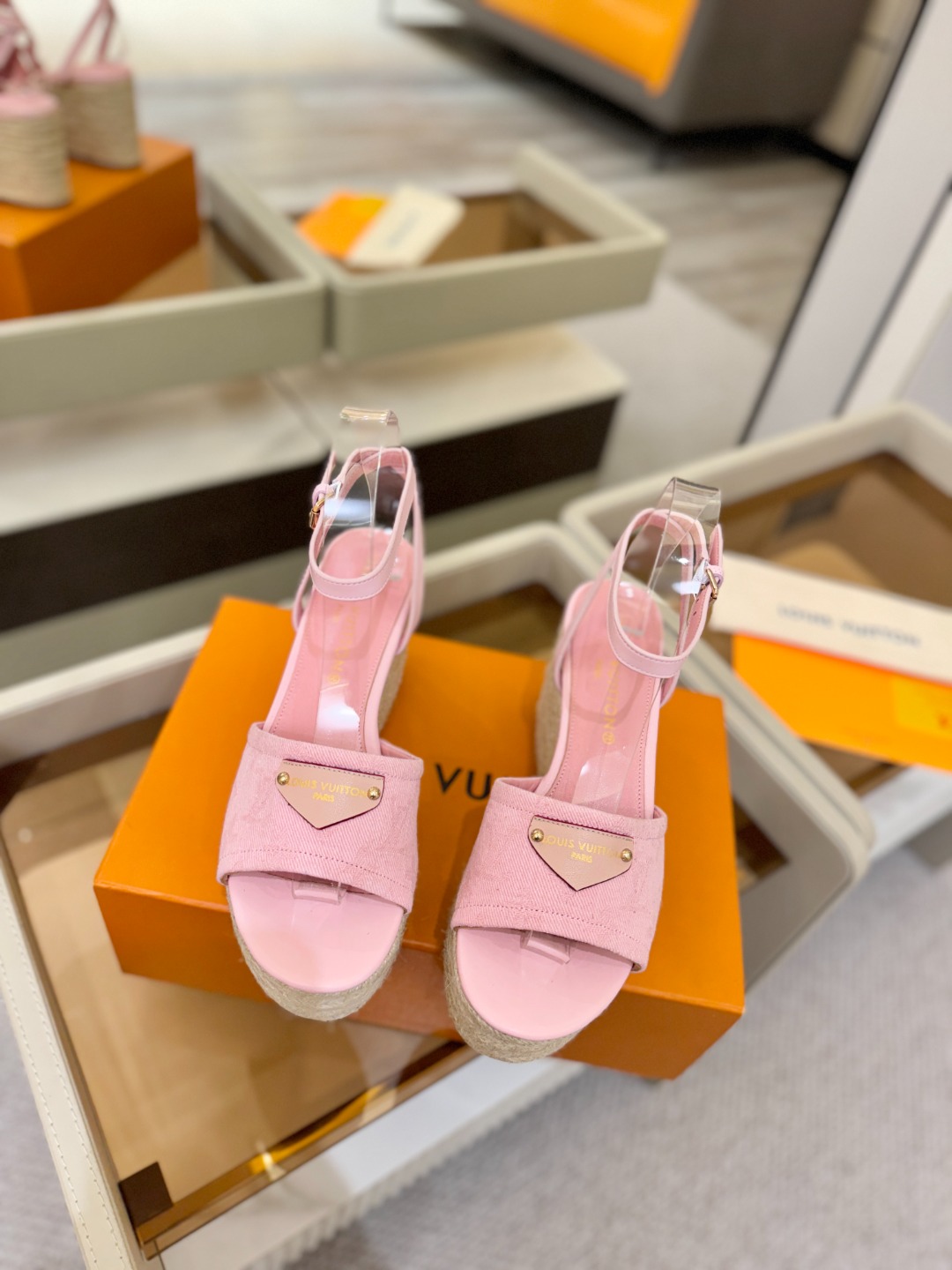 L V 走秀款厚底麻绳凉鞋 🙌 香港原版购入一比一开模 👍 今年的款式比去年增加了新原素 显得更为大牌 