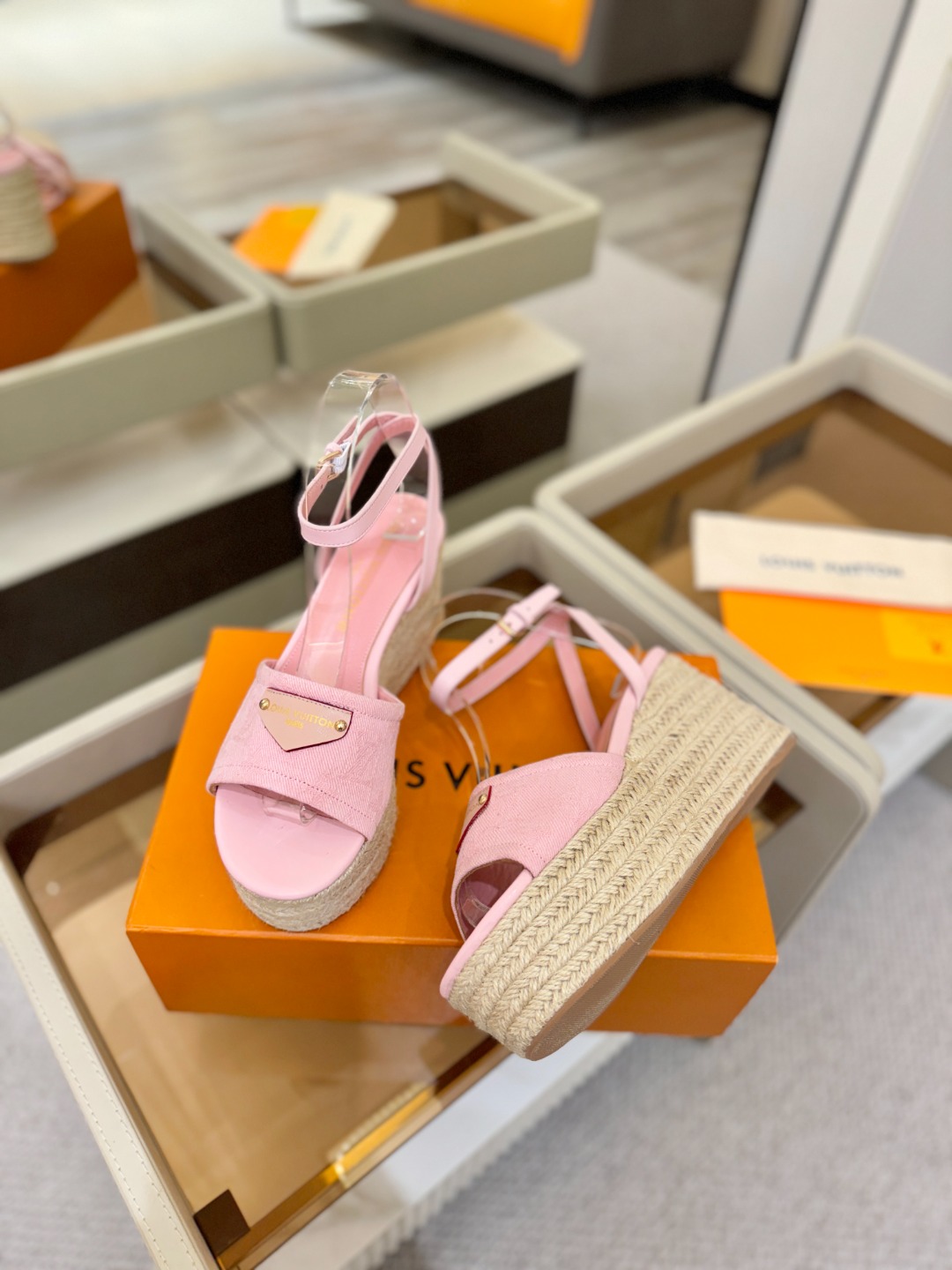 L V 走秀款厚底麻绳凉鞋 🙌 香港原版购入一比一开模 👍 今年的款式比去年增加了新原素 显得更为大牌 