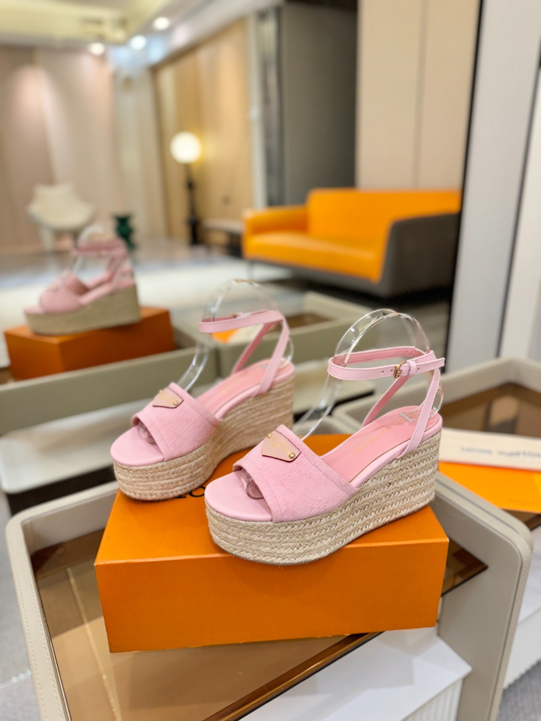 L V 走秀款厚底麻绳凉鞋 🙌 香港原版购入一比一开模 👍 今年的款式比去年增加了新原素 显得更为大牌 