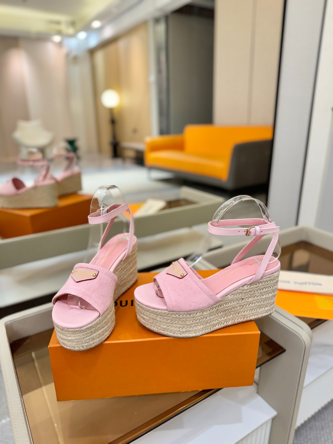 L V 走秀款厚底麻绳凉鞋 🙌 香港原版购入一比一开模 👍 今年的款式比去年增加了新原素 显得更为大牌 