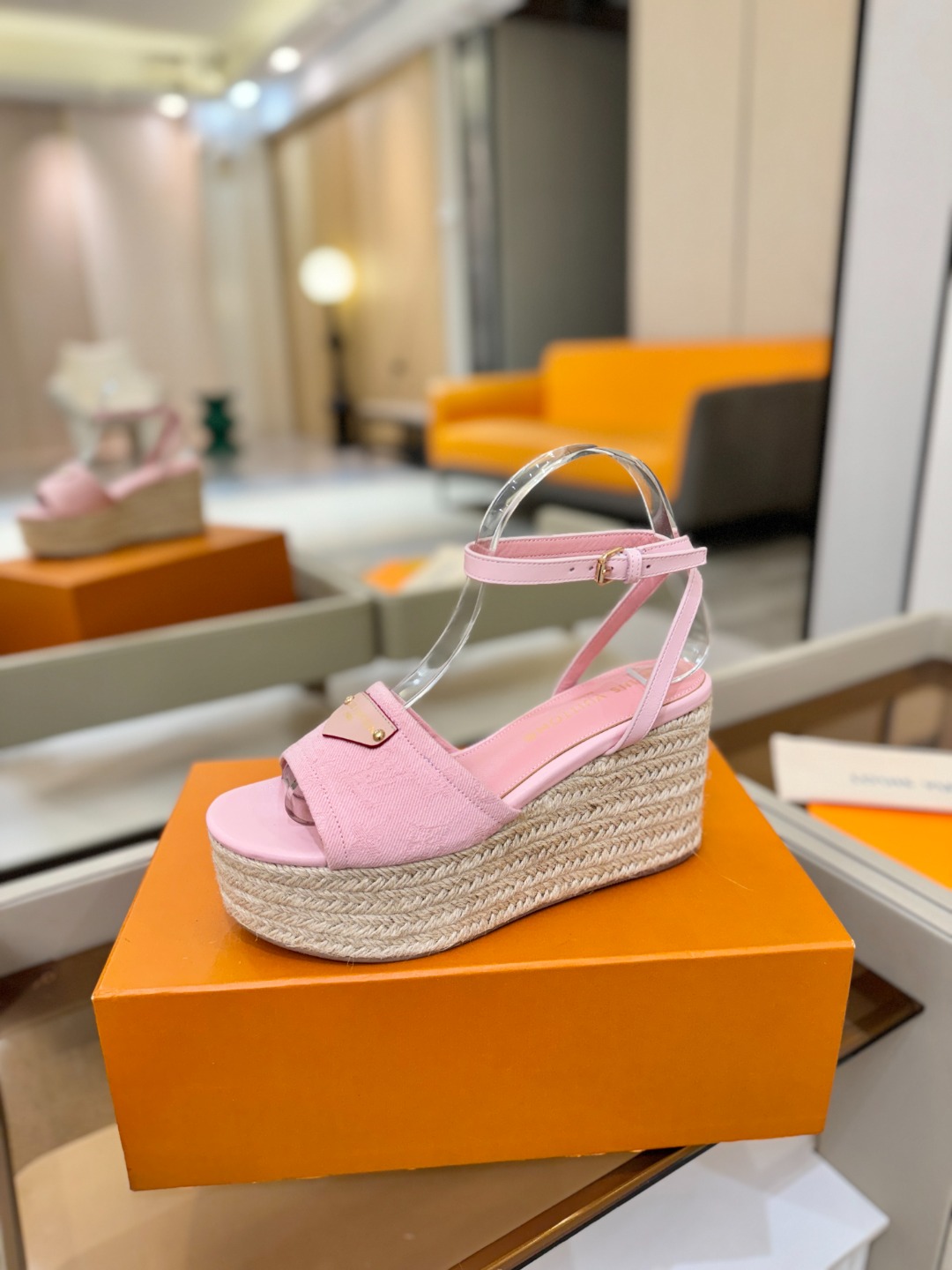 L V 走秀款厚底麻绳凉鞋 🙌 香港原版购入一比一开模 👍 今年的款式比去年增加了新原素 显得更为大牌 