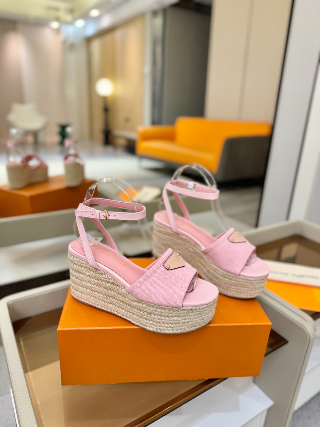 L V 走秀款厚底麻绳凉鞋 🙌 香港原版购入一比一开模 👍 今年的款式比去年增加了新原素 显得更为大牌 