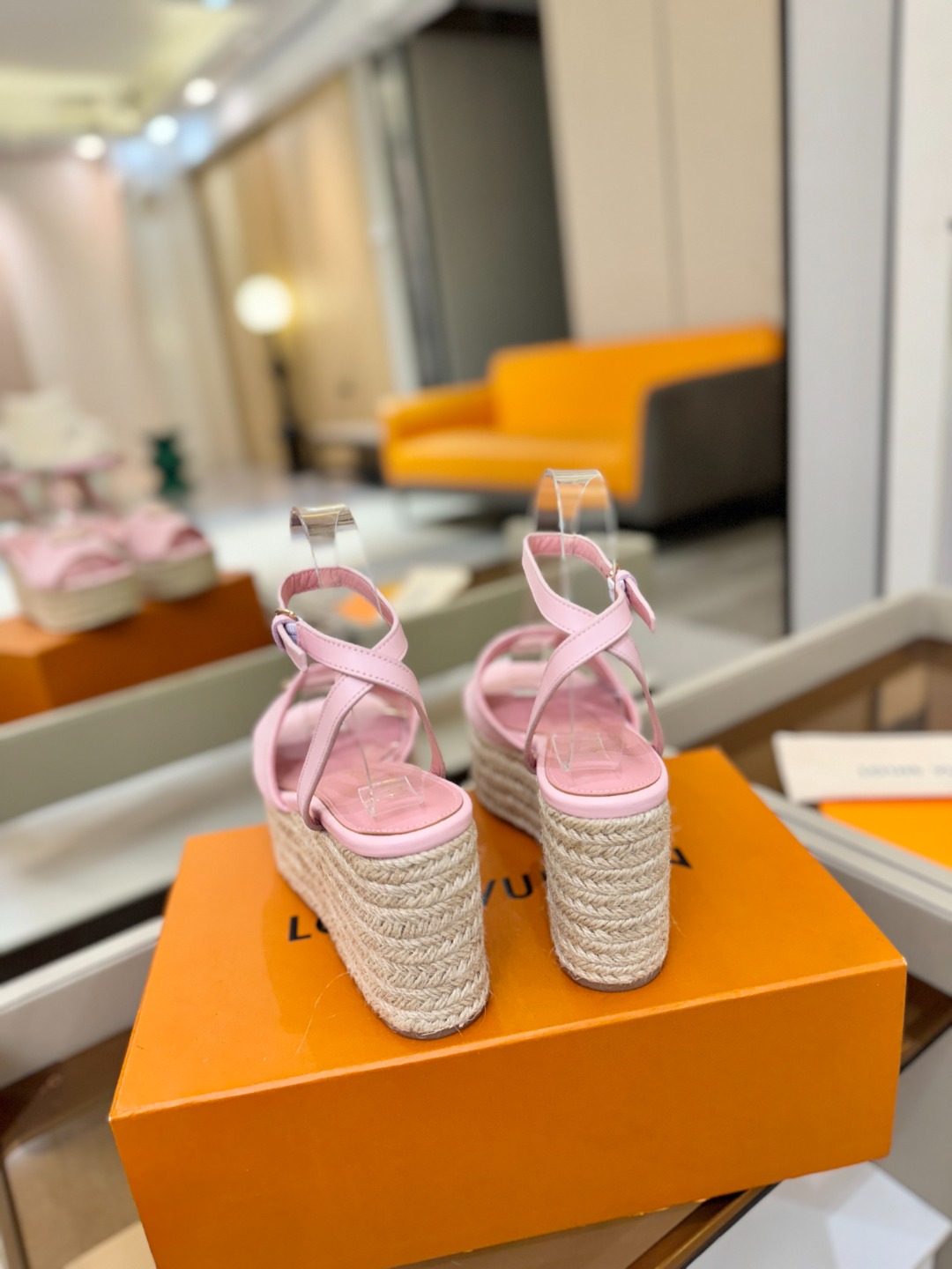 L V 走秀款厚底麻绳凉鞋 🙌 香港原版购入一比一开模 👍 今年的款式比去年增加了新原素 显得更为大牌 