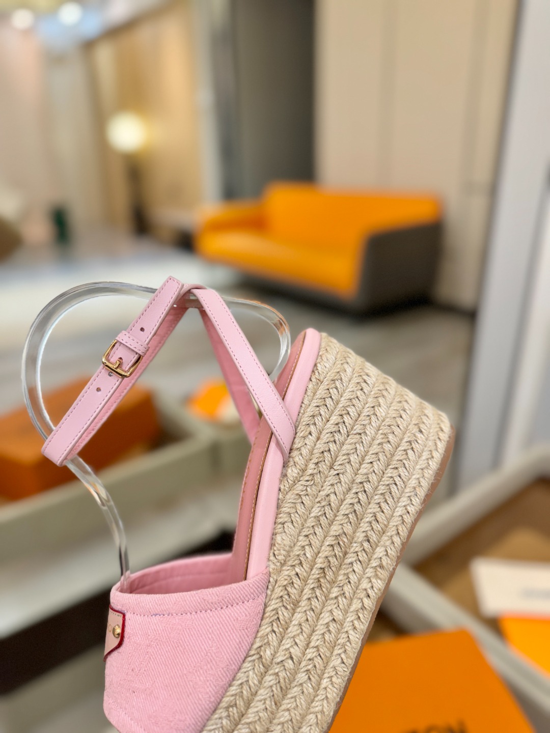 L V 走秀款厚底麻绳凉鞋 🙌 香港原版购入一比一开模 👍 今年的款式比去年增加了新原素 显得更为大牌 