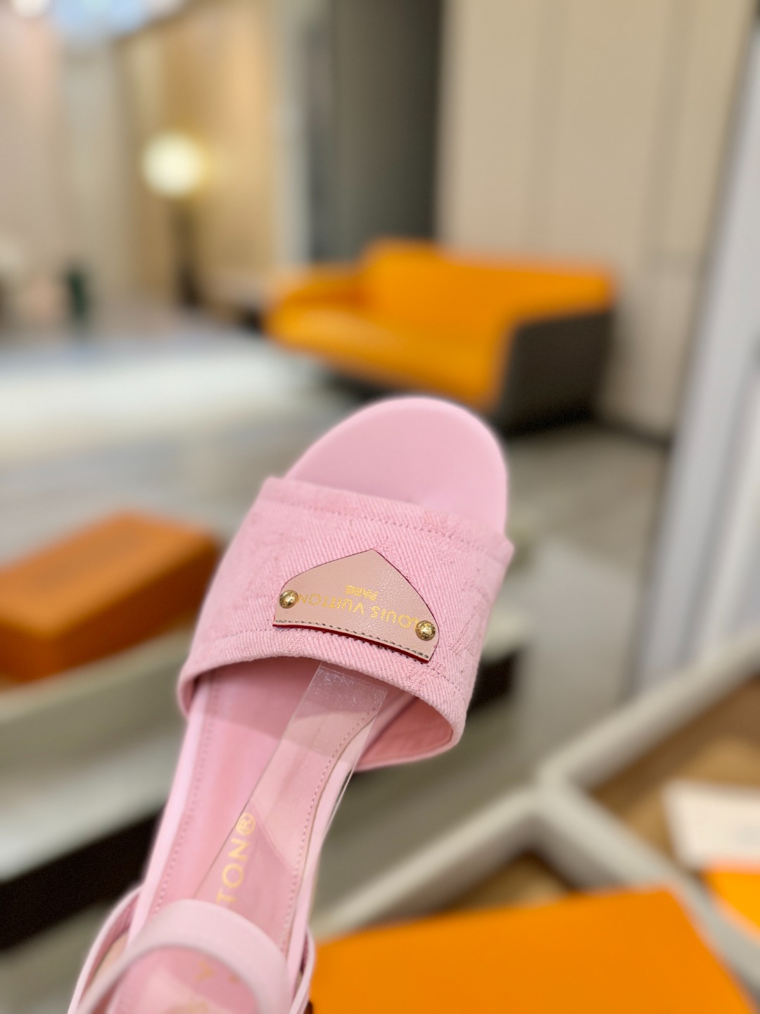 L V 走秀款厚底麻绳凉鞋 🙌 香港原版购入一比一开模 👍 今年的款式比去年增加了新原素 显得更为大牌 