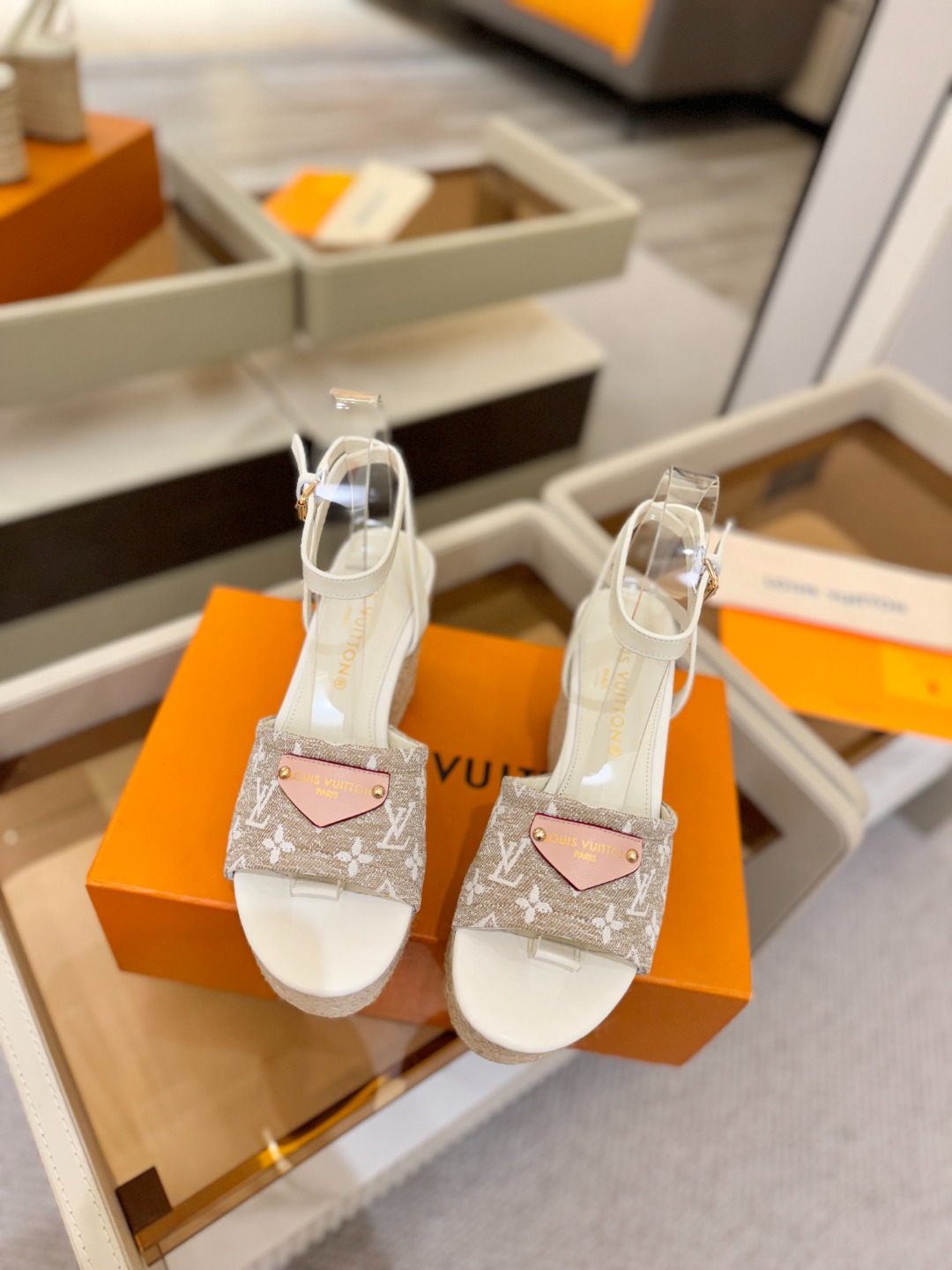 L V 走秀款厚底麻绳凉鞋 🙌 香港原版购入一比一开模 👍 今年的款式比去年增加了新原素 显得更为大牌 