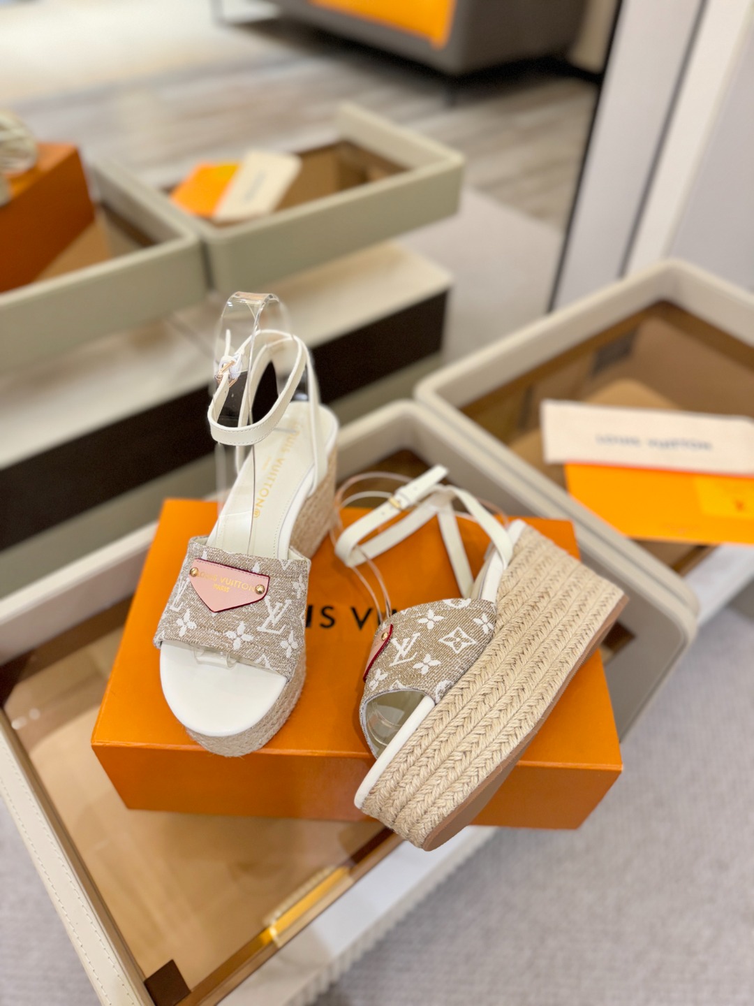 L V 走秀款厚底麻绳凉鞋 🙌 香港原版购入一比一开模 👍 今年的款式比去年增加了新原素 显得更为大牌 