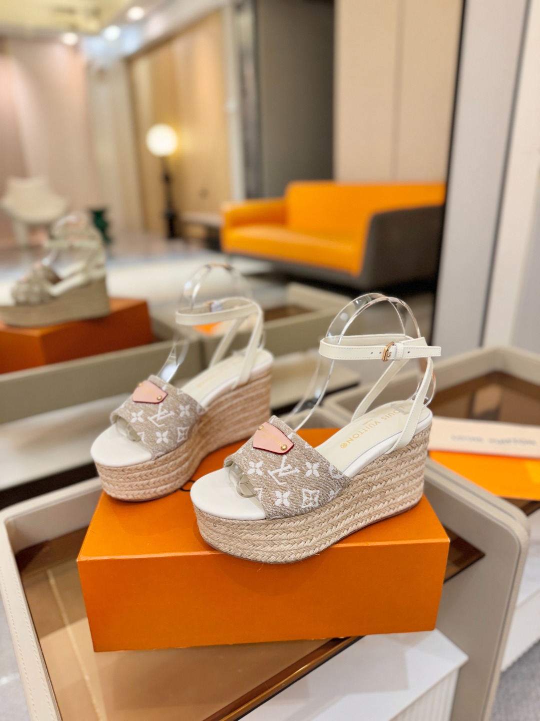 L V 走秀款厚底麻绳凉鞋 🙌 香港原版购入一比一开模 👍 今年的款式比去年增加了新原素 显得更为大牌 