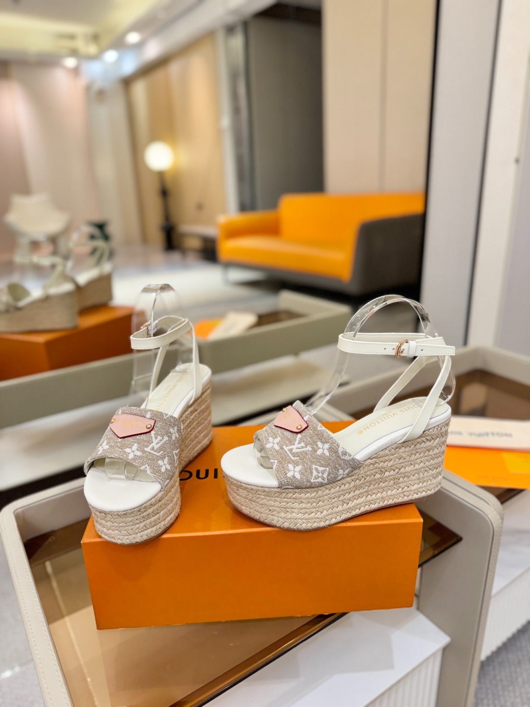 L V 走秀款厚底麻绳凉鞋 🙌 香港原版购入一比一开模 👍 今年的款式比去年增加了新原素 显得更为大牌 