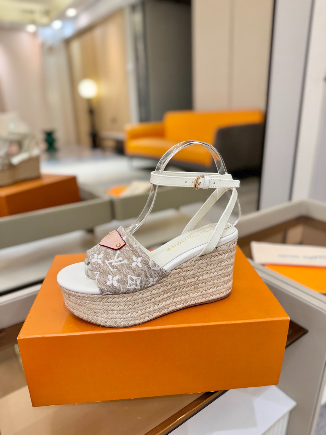 L V 走秀款厚底麻绳凉鞋 🙌 香港原版购入一比一开模 👍 今年的款式比去年增加了新原素 显得更为大牌 