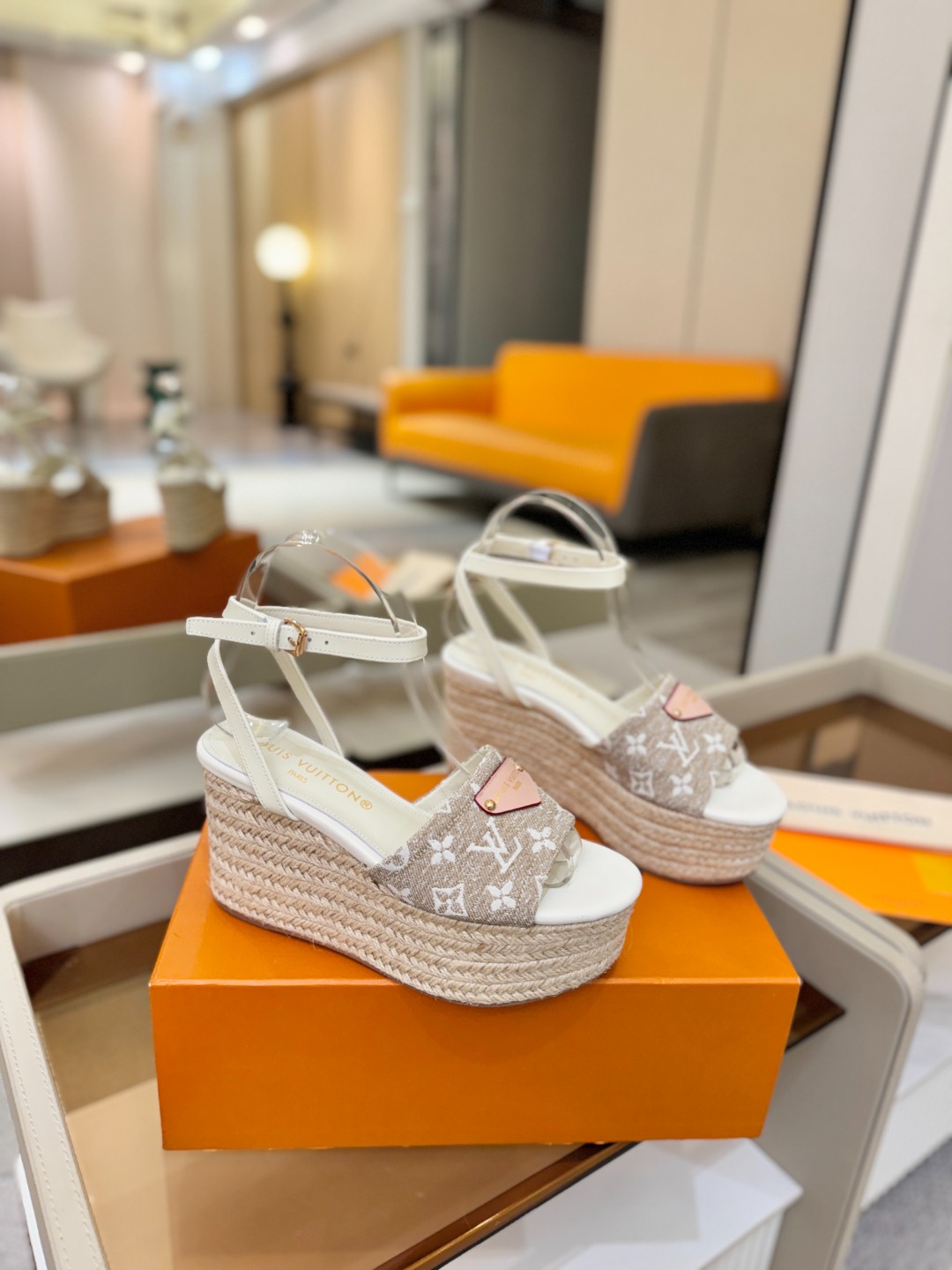 L V 走秀款厚底麻绳凉鞋 🙌 香港原版购入一比一开模 👍 今年的款式比去年增加了新原素 显得更为大牌 