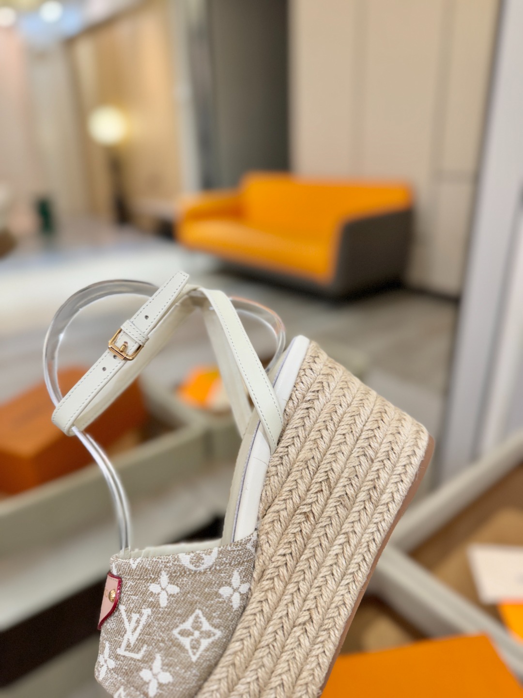 L V 走秀款厚底麻绳凉鞋 🙌 香港原版购入一比一开模 👍 今年的款式比去年增加了新原素 显得更为大牌 