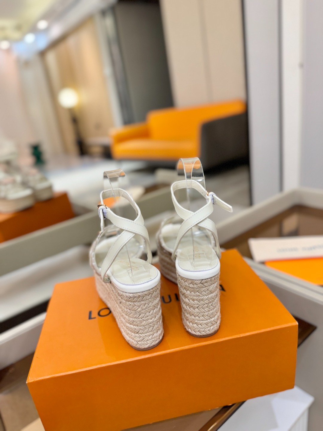 L V 走秀款厚底麻绳凉鞋 🙌 香港原版购入一比一开模 👍 今年的款式比去年增加了新原素 显得更为大牌 